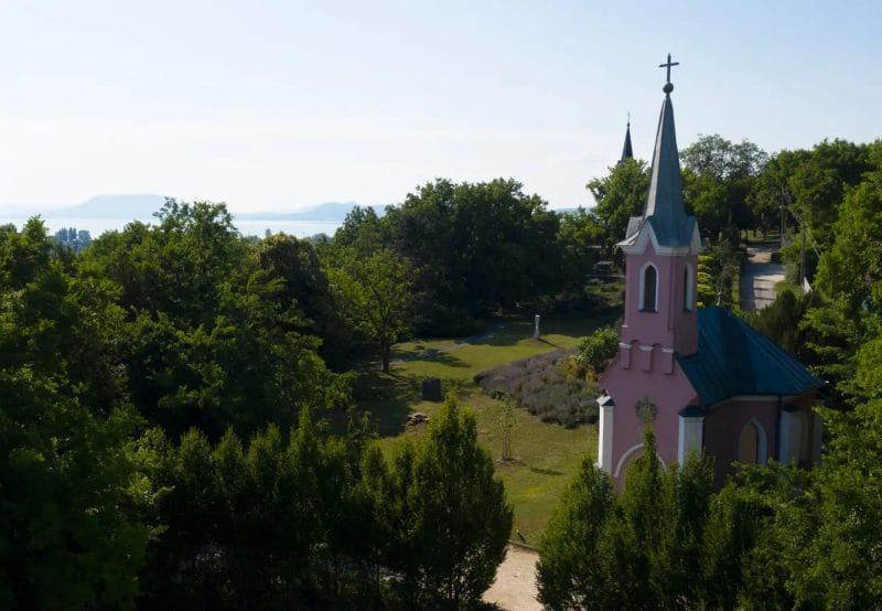 Kék és Vörös kápolna - Balatonboglár
