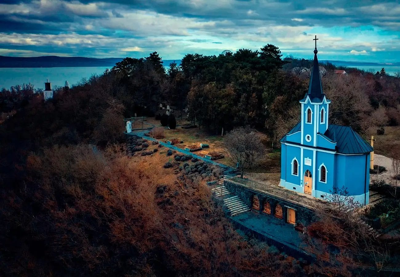 Kék és Vörös kápolna - Balatonboglár