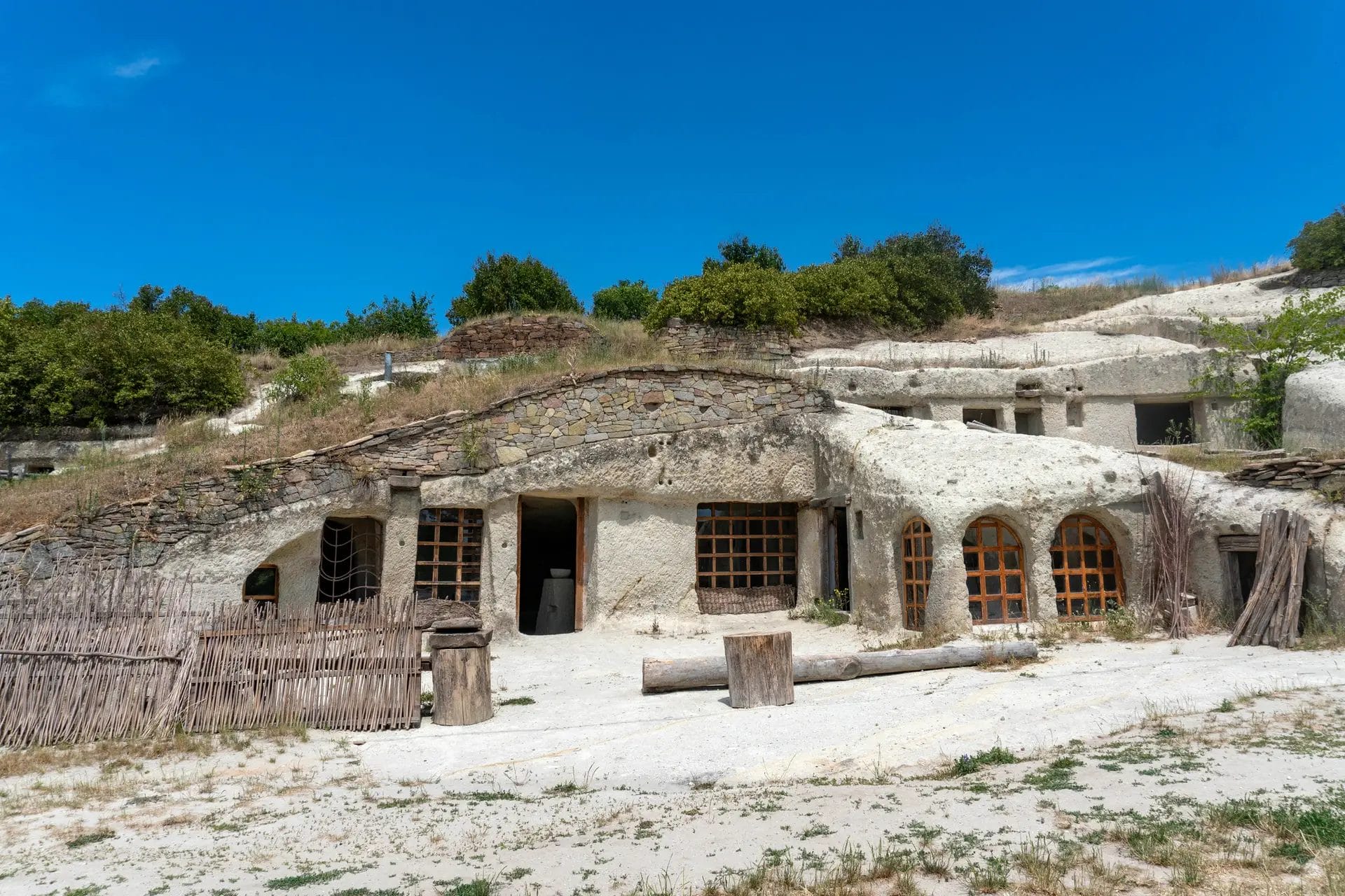 Noszvaji barlanglakások