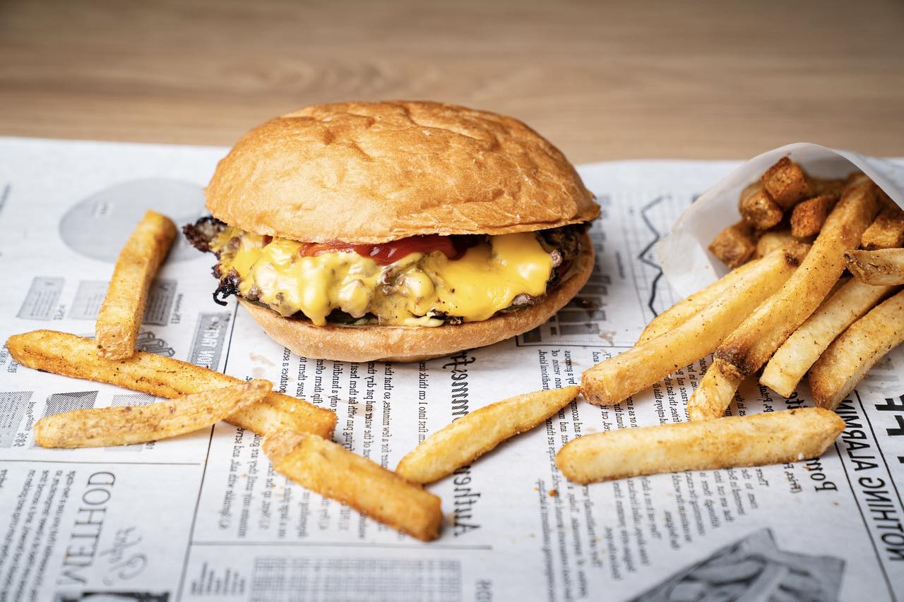 8 smashed burgerező Budapesten, hambi imádóknak Fini'z